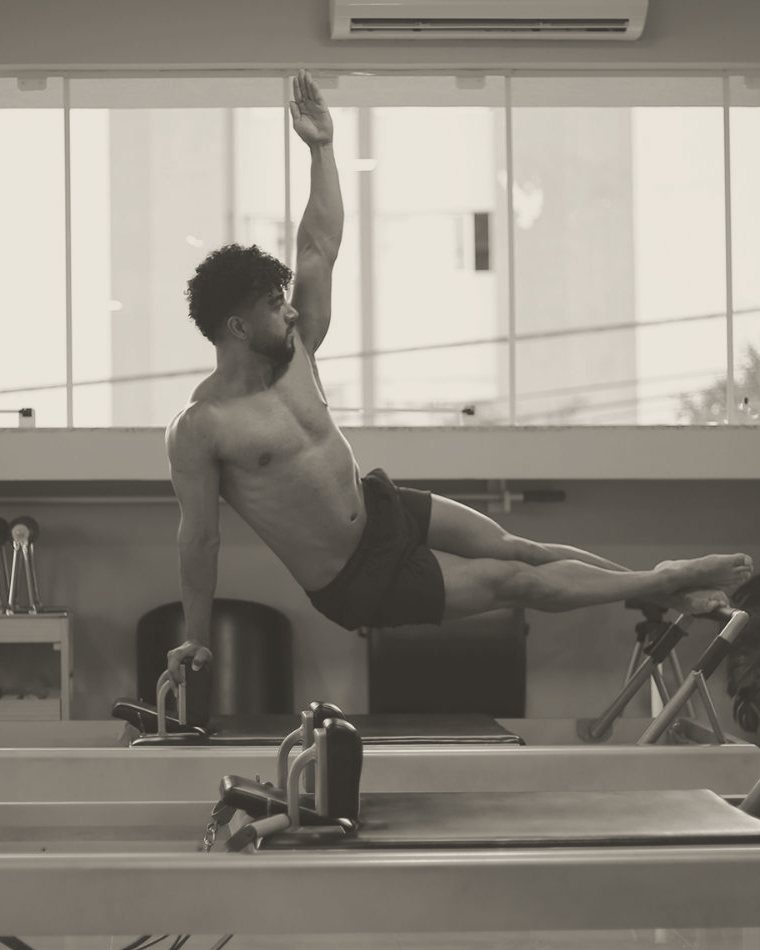 Thiago Matos executando exercício do repertório clássico no reformer